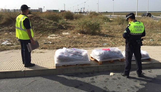 La Policía Local y la Inspección Pesquera de la Junta incautan 210 kilos de marisco inmaduro en un control por carretera