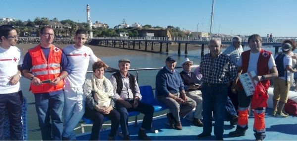 Travesía por la ría del Piedras para concienciar sobre la necesidad de proteger la costa