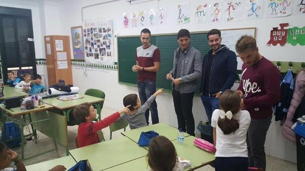 Varios jugadores del Recre visitan los colegios Funcadia y Juan Ramón Jiménez