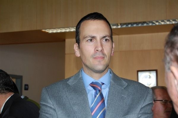 El exconsejero albiazul Paco Muñoz señala que con los ingresos ordinarios de Segunda B es 'imposible' que el Recre saga adelante