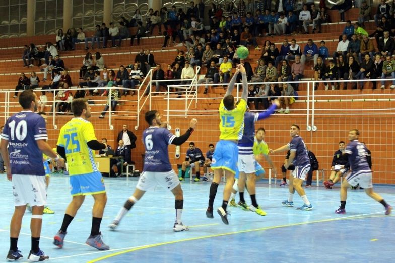 Un PAN Moguer tremendamente batallador se va de vacío  ante Tenerife (26-28)