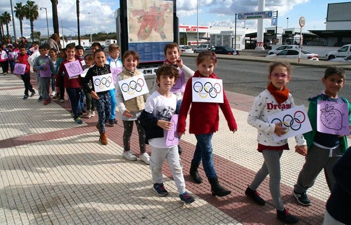 Los escolares cartayeros marchan por los 'buenos tratos'