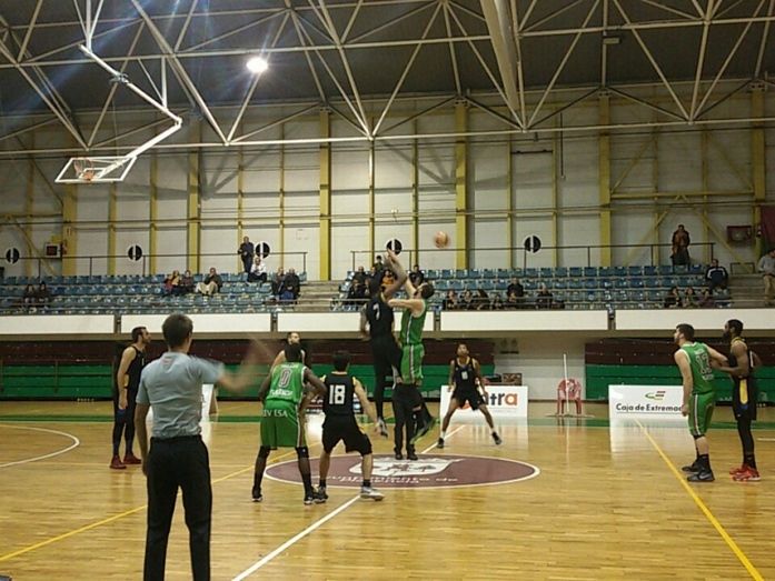 El Huelva doblega al Plasencia y no pierde comba con la zona alta (49-56)