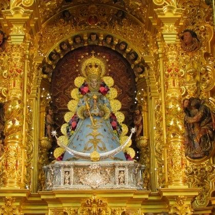 La Virgen del Rocío luce el traje celeste para la celebración de la Inmaculada Concepción 