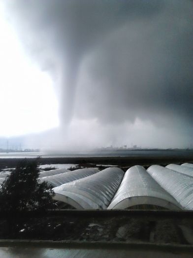 El temporal deja un tornado en Palos y la rotura de varios coches y muros de viviendas