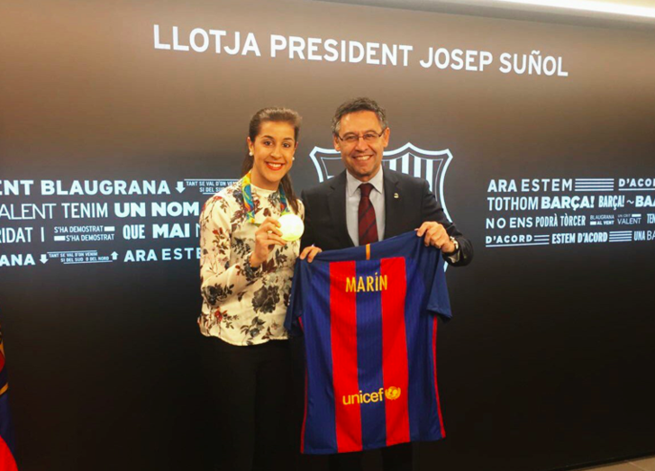 Carolina Marín disfruta del clásico invitada por el Barça