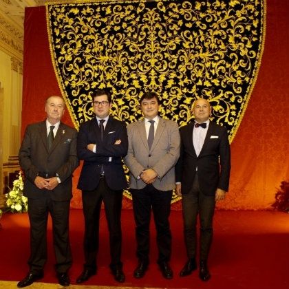 El nuevo manto procesional de la titular de la Hermandad del Calvario, en el Salón de Plenos Consistorial