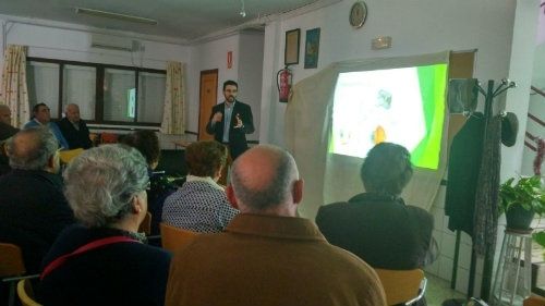 El Complejo Hospitalario enseña a los mayores a prevenir y detectar los problemas de la visión