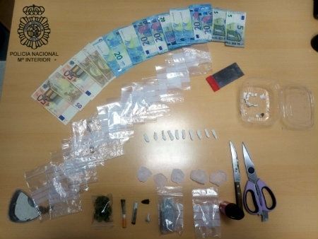 Detienen al propietario de un bar de Pérez Cubillas por vender droga que preparaba en la propia cocina del establecimiento