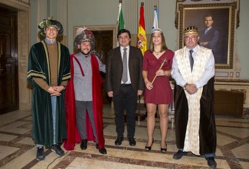 Los Reyes Magos y la Estrella de la Ilusión repartirán 14.200 kilos de caramelos y volverán 'a sentirse como niños'