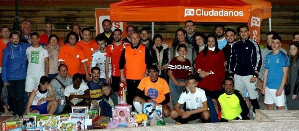 Ciudadanos entrega los regalos recogidos a los jóvenes de la ONG Triskell