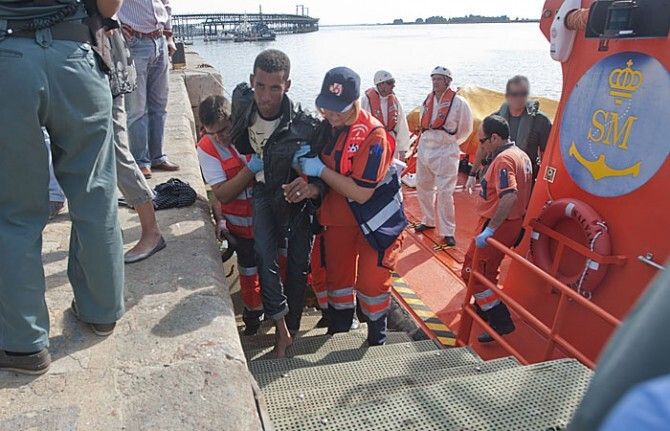 Rescatan a 28 personas de la primera patera que llega a las costas de Huelva