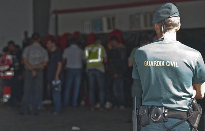Los 28 inmigrantes rescatados de la patera a la deriva en Punta Umbría serán deportados a Marruecos