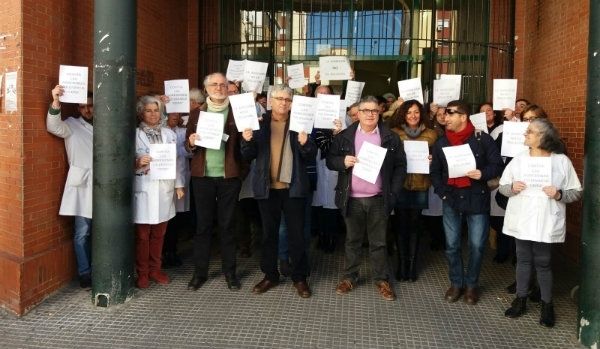 Concentración de protesta por la agresión a un celador en el centro de salud de Los Rosales