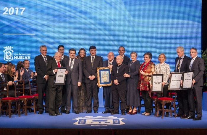 El alcalde destaca el 'gran momento' de la ciudad en la entrega de las medallas de Huelva