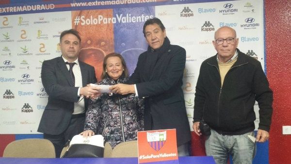 Zambrano recogió la recaudación donada por el Extremadura
