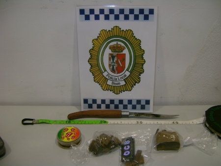 Intervienen 100 gramos de hachís cuando procedían a la inspección rutinaria de un establecimiento en Beas