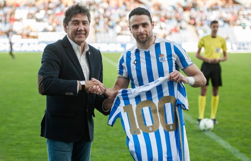 Antonio Núñez recibe una camiseta conmemorativa de sus 100 partidos con el Decano