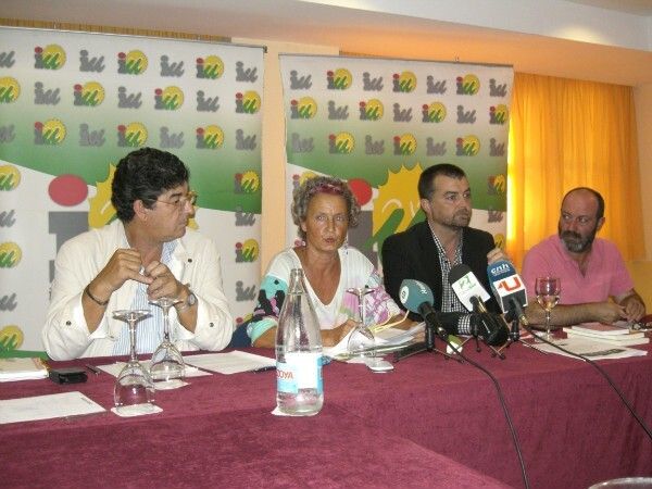IU presenta unas listas por Huelva al Congreso y Senado con las que aseguran 'vamos a por todas'