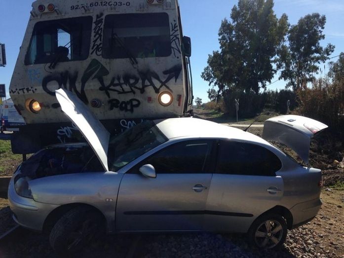 Tres heridos tras arrollar un tren a un vehículo en el paso a nivel de Peguerillas