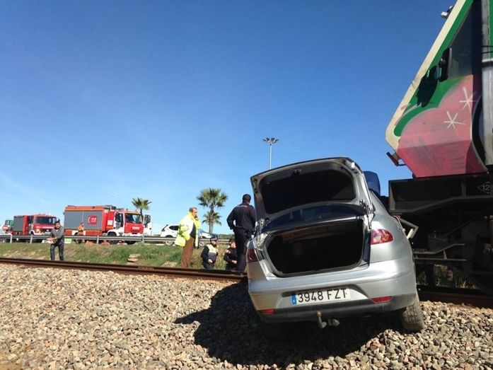 Tres heridos tras arrollar un tren a un vehículo en el paso a nivel de Peguerillas