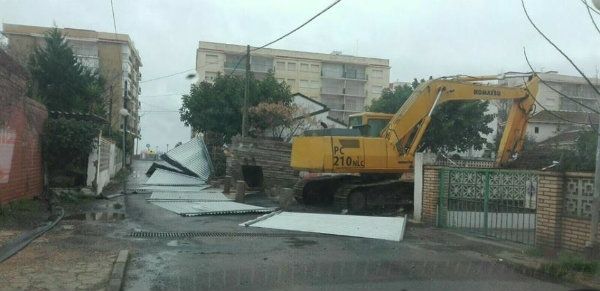 Cortada al tráfico la calle Pelícano de Punta Umbría por la caída de una valla debido al temporal