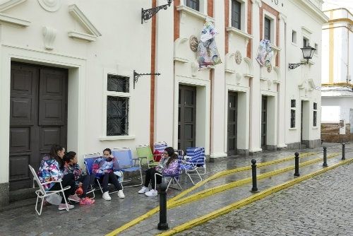 Desde el sábado, y a pesar de la lluvia, hay personas en las taquillas para comprar entradas del Carnaval de Ayamonte