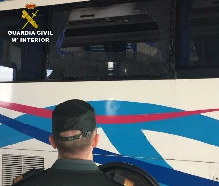 Lanzan piedras contra un autobus escolar en Lepe causando dos heridos y daños valorados en 1.190 euros