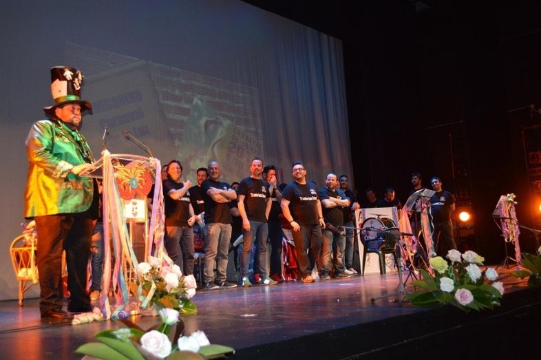 José Luis Sacramento convierte con su pregón el Teatro del Mar en un local de ensayo