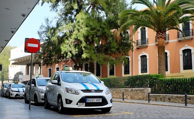 El Ayuntamiento paga 300.000 euros para retirar de la circulación a seis taxistas en su plan de reestructurar el sector