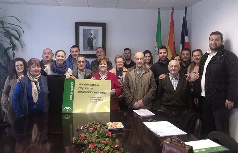 La Junta entrega los proyectos de rehabilitación de viviendas a familias con dificultades en Santa Bárbara de Casa