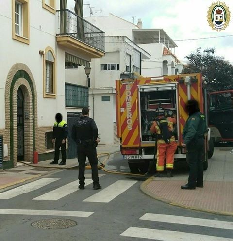 Un incendio en una vivienda de Punta Umbría deja a su propietaria con heridas leves y a su perro fallecido