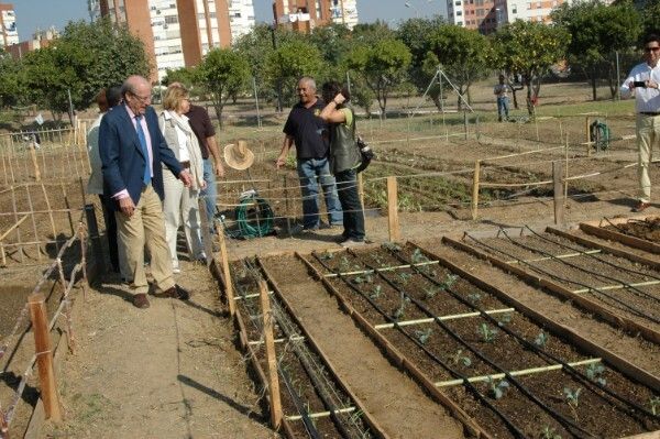 El alcalde visita los huertos ecológicos del Parque Moret