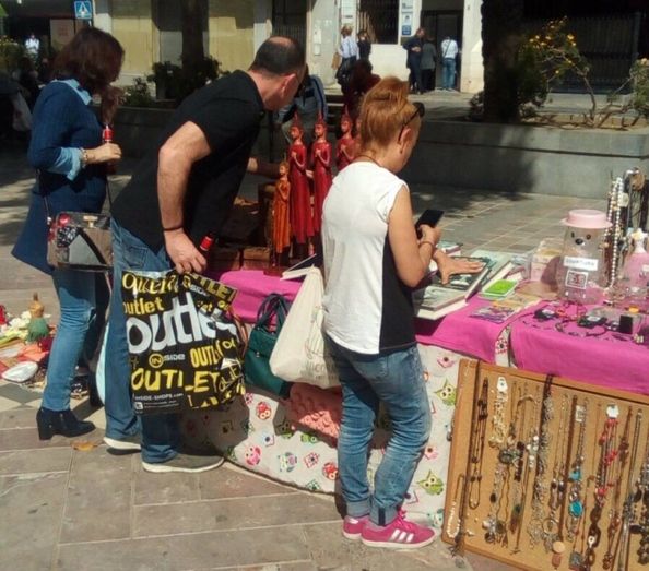 Mercadillo en la plaza de las Monjas para ayudar a los refugiados y animales abandonados