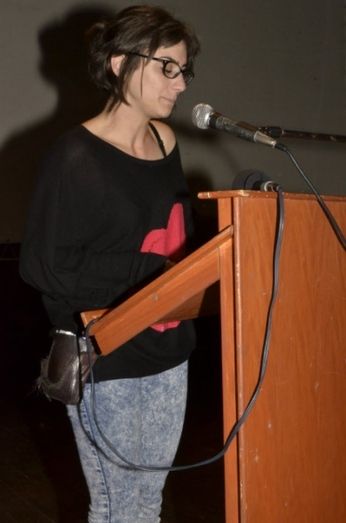 Ana Ontivero presenta 'Descarrilando versos a bocajarro' en Ayamonte
