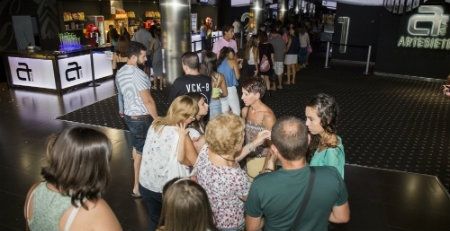 Holea ofrece de lunes a jueves cena y cine por 8,90 €