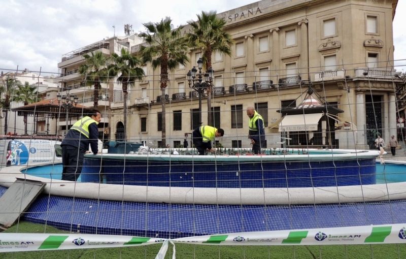 El Ayuntamiento repara los focos de la fuente de la Plaza de las Monjas