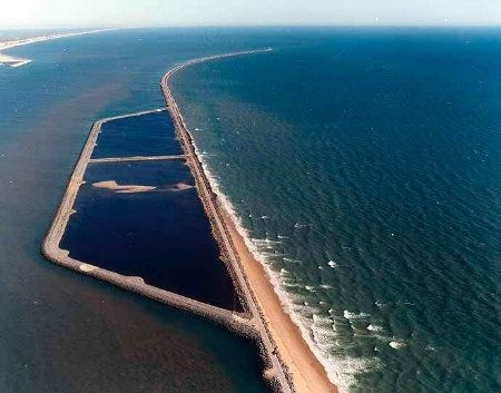 Mesa de la Ría alerta de que una de las muestras de las balsas de dragados en el espigón tiene 'ecotoxicidad'