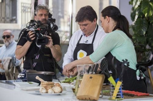 El alcalde demuestra sus habilidades culinarias elaborando unos chocos con habas y gurumelos