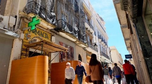 El Ayuntamiento exige la conservación íntegra de la fachada del edificio de la farmacia de la calle Concepción que data de 1857