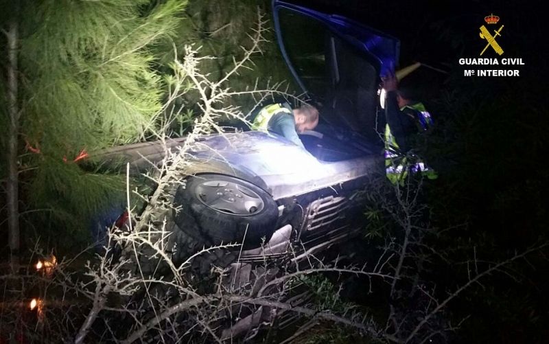 Rescatan a dos mujeres que estaban atrapadas y gritando aterrorizadas en un vehículo que se encontraba volcado en la A-483 en sentido Bollullos