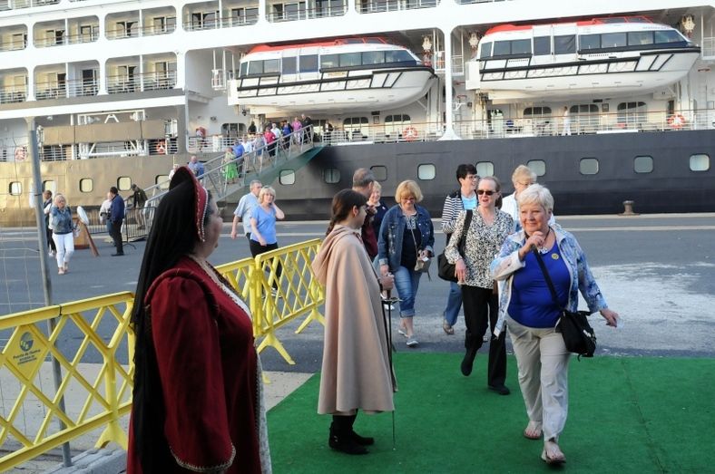 El crucero 'Azamara Quest' recala con 580 pasajeros en el Puerto de Huelva