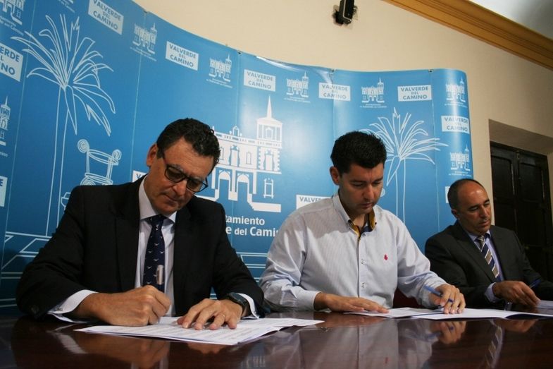 Convenio para dar suministro eléctrico a la barriada de Santa Cruz en Valverde