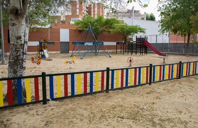 Mejoras en los parques infantiles de Santa Marta y El Higueral