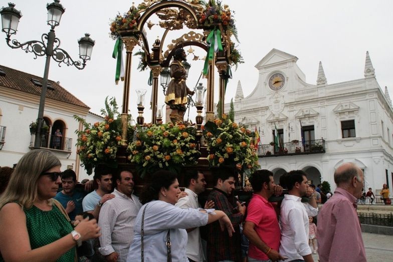 Los cartayeros arropan a San Isidro en su traslado a la parroquia