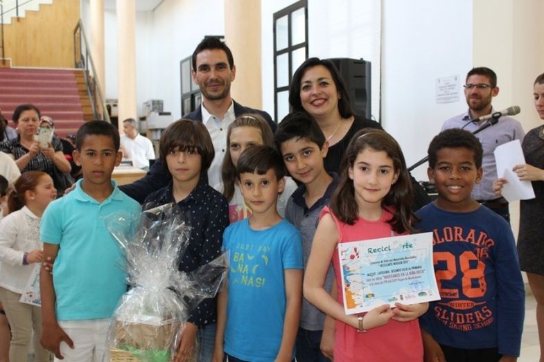 Los escolares rescatan la historia colombina de Moguer a través del arte del reciclaje