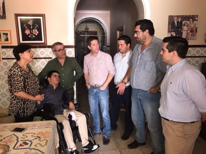 El PP pide a la Junta que solucione el 'problema de transporte escolar' de un joven de Escacena con parálisis cerebral