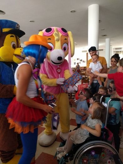 La pequeña Daniela, aquejada por una grave dolencia, recibe a la Patrulla Canina en su cumpleaños