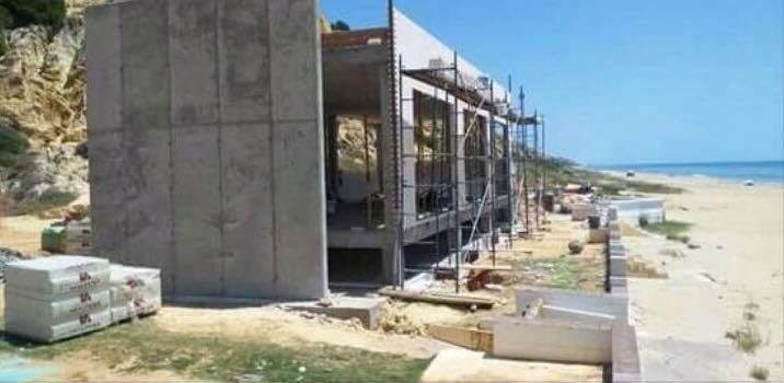 Ordenan la paralización de un chiringuito que se edifica a pie de playa en Mazagón