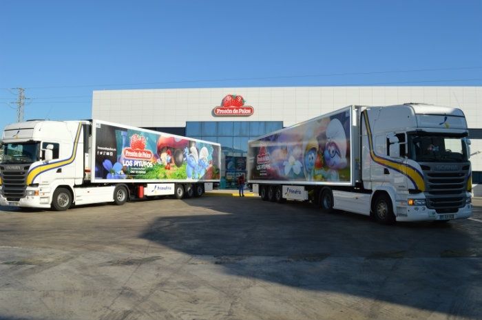 Fresón de Palos culmina la temporada y reúne varios de los trailers de Primafrio que han recorrido Europa con su notoria promoción de Los Pitufos